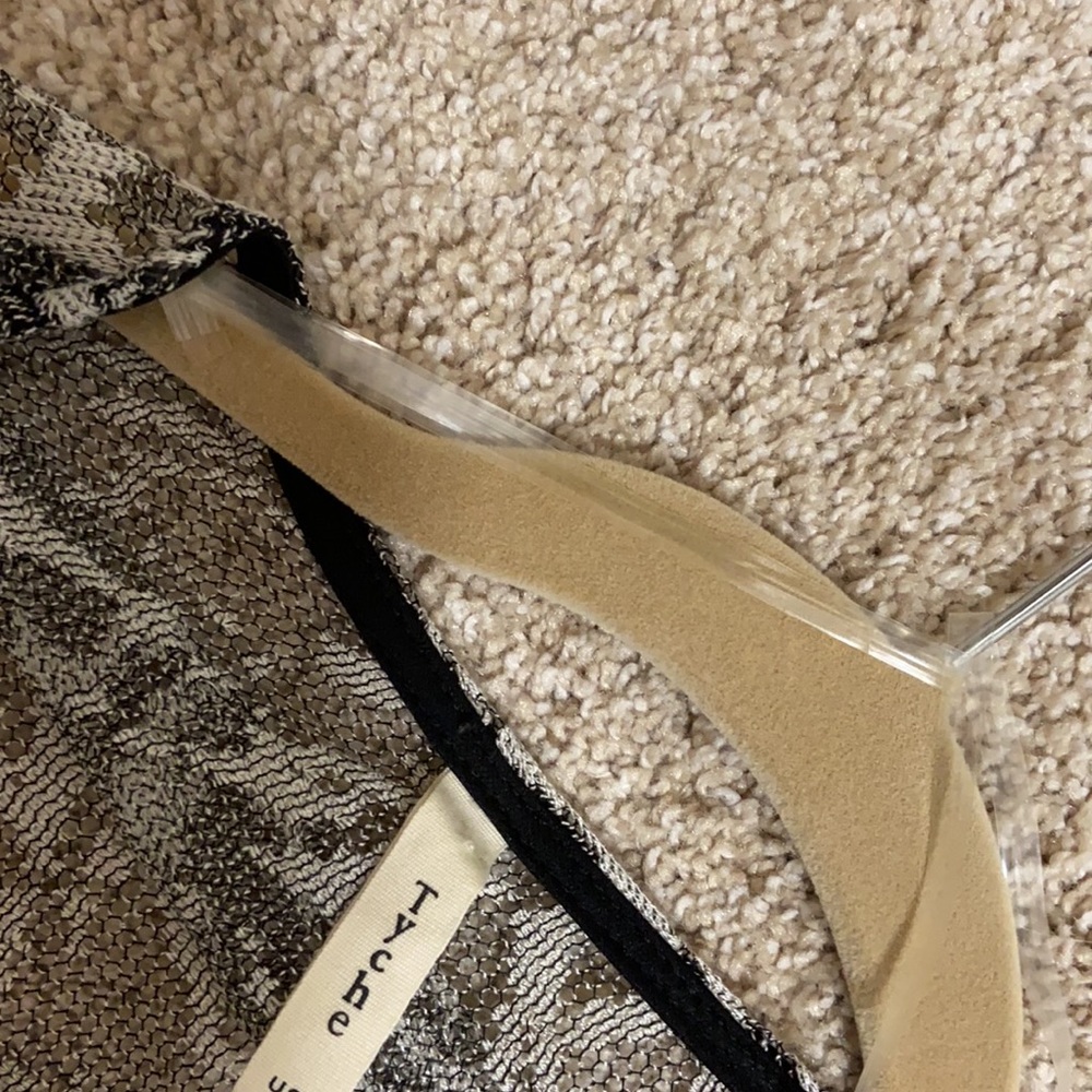 Beautiful TYCHE Lacy Shawl/Cover Up - Picture 10 of 12